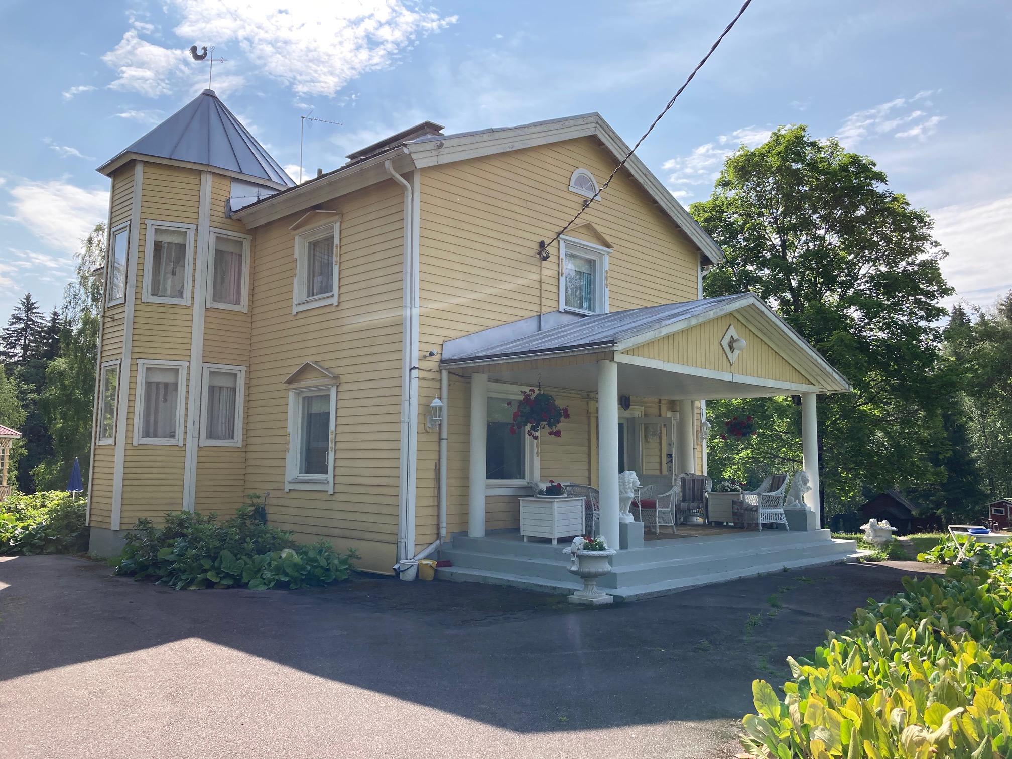 keltainen, iso puutalo, päärakennus